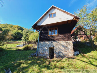 Tradičná zrekonštruovaná drevenica na okraji obce Nesluša. - 4