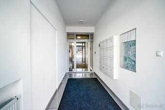 Reprezentatívna polyfunkčná budova so skladom a parkovaním v - 4