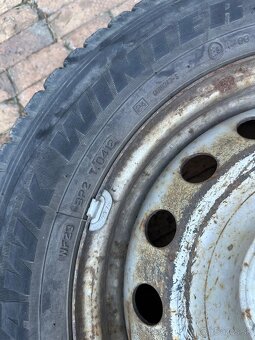 Predám 2 ks pneumatík 205/65 R16C a disk Vivaro, Trafic - 4
