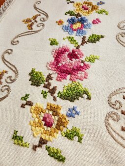 Krásna krémová štóla zdobená ružovými,  žltými a modrými kve - 4