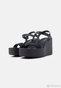 Calvin Klein Sandále na platforme - triple black - 4