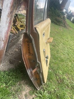 Predám hnedé zadné pravé dvere – Mercedes W123 - piano - 4