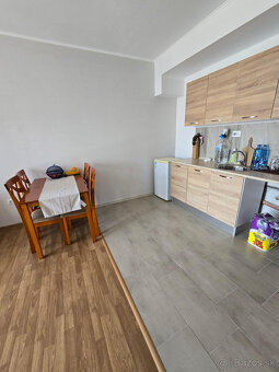 EXKLUZÍVNE Priestranný a zariadený 2-izbový apartmán v rez - 4