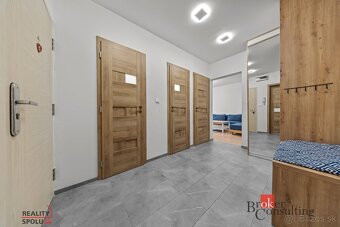 KOMPLETNE ZREKONŠTRUOVANÝ 4-IZBOVÝ BYT V RAČI – IHNEĎ VOĽNÝ - 4