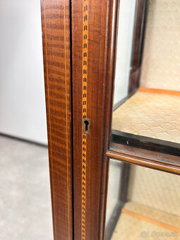 Elegantná štíhla vitrínka - 4