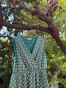 Zelené bodkované letné šaty - 4
