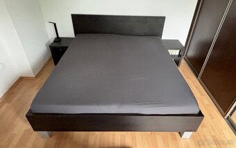 Predám manželskú posteľ s nočnými stolíkmi (180x200 cm) - 4