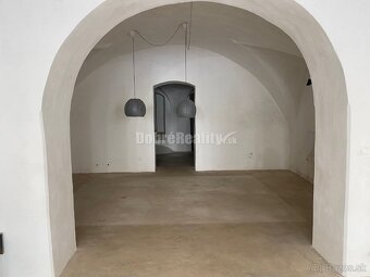Na prenájom obchodný priestor v historickom centre mesta Ban - 4