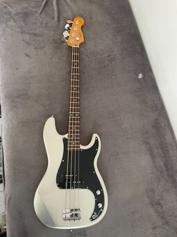 Precision bass by Fender - 4