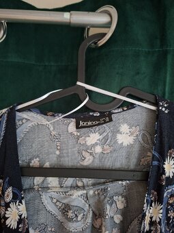 Tmavo modré vzorované šaty. - 4