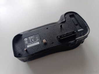 Predám Grip na Nikon D - 4