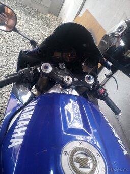 Yamaha R1 - 4