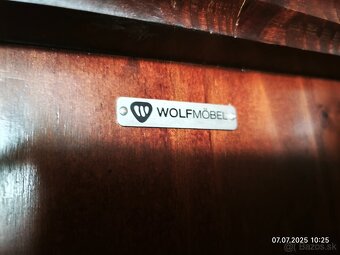 Masívna skriňa vitrína Wolf möbel - 4