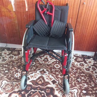 Predám nový skladaci invalidny vozik. Plné kolesá. Nový - 4