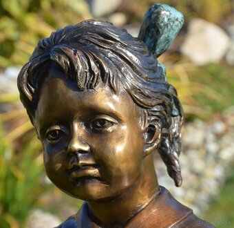 Bronzová socha-Dívka s jablky-kolorovaná-UNIKÁT - 4