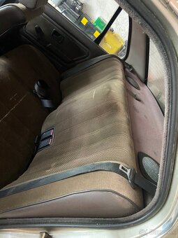 BMW E30 sedan interiér - 4