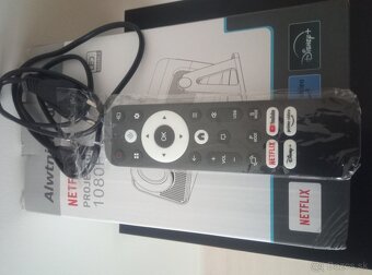 LCD projektor s Androidem 13 a televizními aplikacemi - 4