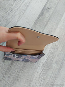 nová fialová guess peňaženka - 4
