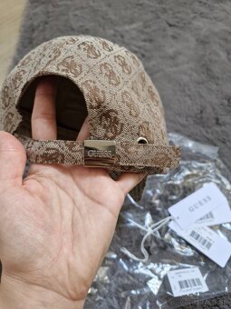 Guess bezova hneda monogram siltovka capica - 4