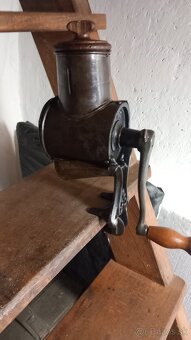 Starožitný liatinový mlynček - 4