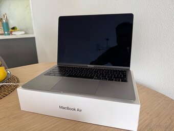 Predám MacBook Air 13" 2018 i5, 256GB, 8GB RAM - 4