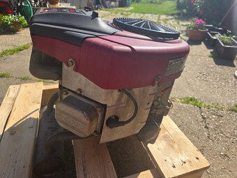 Štvrortaktný dvojvalcový motor BRIGGS&STRATTON - 4