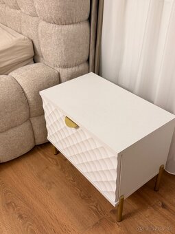 Moderný nočný stolík so zlatými detailmi - 4