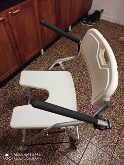 Sprchovacia pojazdná stolička. - 4