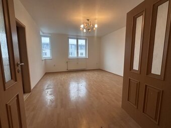 NA PREDAJ VEĽKÝ 3 IZBOVÝ BYT BRATISLAVA - 4