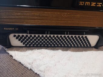 Predám kvalitný 120 basový akordeón - 4