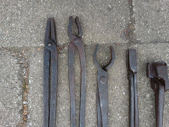 Kováčske kliešte ,náradie,kladiva ,sekera,nebožiec 21 - 4