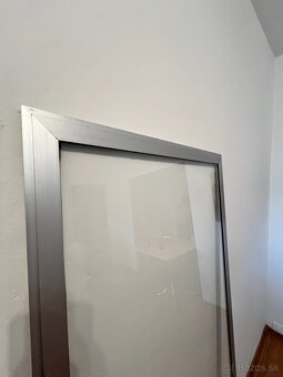 🪟 Kvalitné sklá v hliníkovom ráme–pevné, čisté, TOP stav 💪 - 4