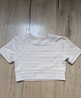 NOVE Guess logovany kremovy crop top, sukna, smotanova sukna - 4