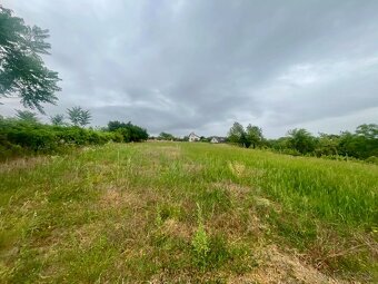 🌄 Idylický pozemok s panoramatickým výhľadom na Levice — vý - 4