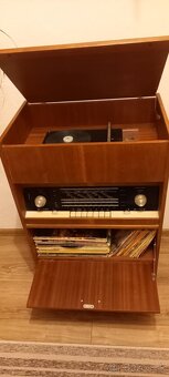 Retro rádio s gramofónom a platne - 4
