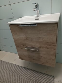 Menšia skrinka s umývadlom - 4