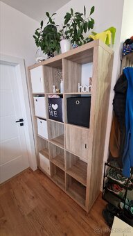 Drevený regál, vitrina - 4