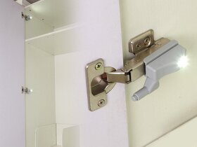 Automatické LED osvetlenie na pánty do skrine - 4