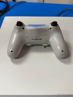 Predám hernú konzolu PS4 PRO 1TB White Minimálne Známky - 4
