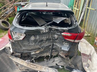 Hyundai i 40 , havarované - 4