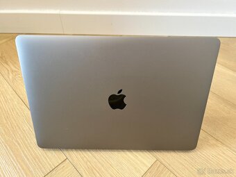 MacBook Air 13" Retina SK Vesmírne sivý 2019 / výborný stav - 4
