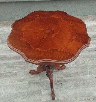 Stolík intarzovaný s vyrezávanou nohou. - 4