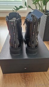 Nove zimne cizmy Tommy Hilfiger - 4