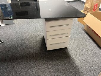 Sklenený kancelársky stôl s kovovými nohami a zásuvkovou skr - 4