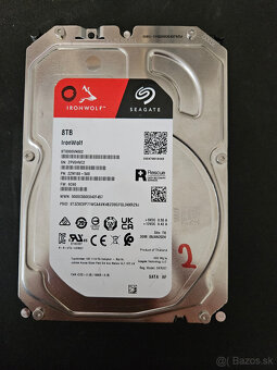 Seagate IronWolf 8TB, WD Red 8TB - 4