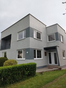 Striekanie farieb na zateplené fasády a brizolity - 4