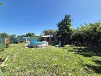 Záhrada s drevenou chatkou v Novej Stráži na predaj - 4