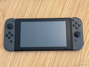 Nintendo Switch s príslušenstvom - 4