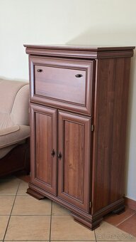 Elegantná jedálenská zostava+sedačka, zrkadlo, barová skriňa - 4
