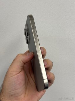 Predám Apple iPhone 15 Pro Natural Titanium– top stav - 4